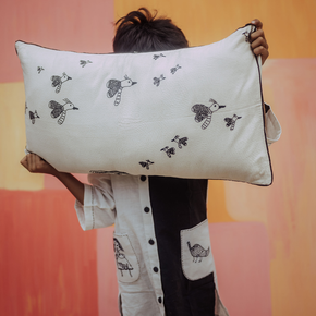 Funda de almohada con pájaros voladores de Peeking Bachoo
