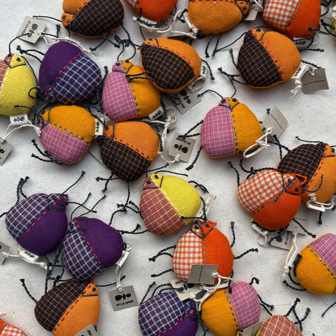 Broche de escarabajo de coco