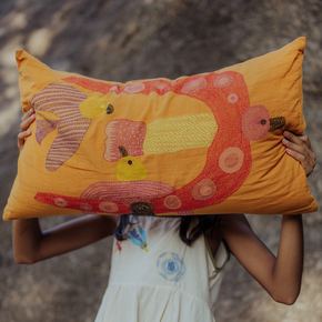 Funda de almohada Persiguiendo a Panchhi