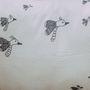 Funda de almohada con pájaros voladores de Peeking Bachoo